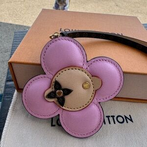 LOUIS VUITTON WT VIVIENNE PINK BAG CHARM M02593 MADE IN ITALY 💯AUTHENTIC!!